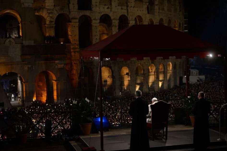 Papa Francisco en Coliseo de Roma. / AFP
