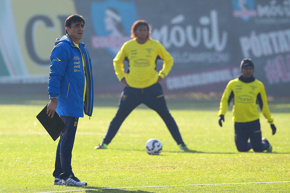 La selección de Ecuador en pleno entrenamiento antes de su debut contra Chile. EFE