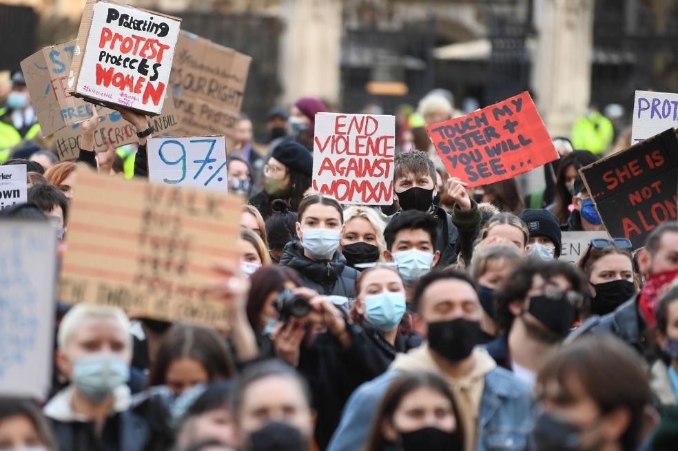 Cientos de personas se reunieron al sur de Londres para protestar contra la violencia de género en el Reino Unido.