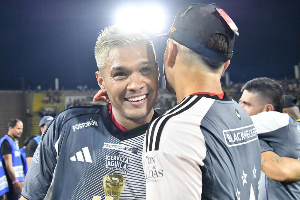 AMDEP107. IBAGUE (COLOMBIA), 16/12/2025.- Teofilo Gutiérrez de Junior celebra al ganar Liga Colombiana frente a Tolima este martes, en el estadio Manuel Murillo Toro, en Ibagué (Colombia). EFE/ Agencia Unido360