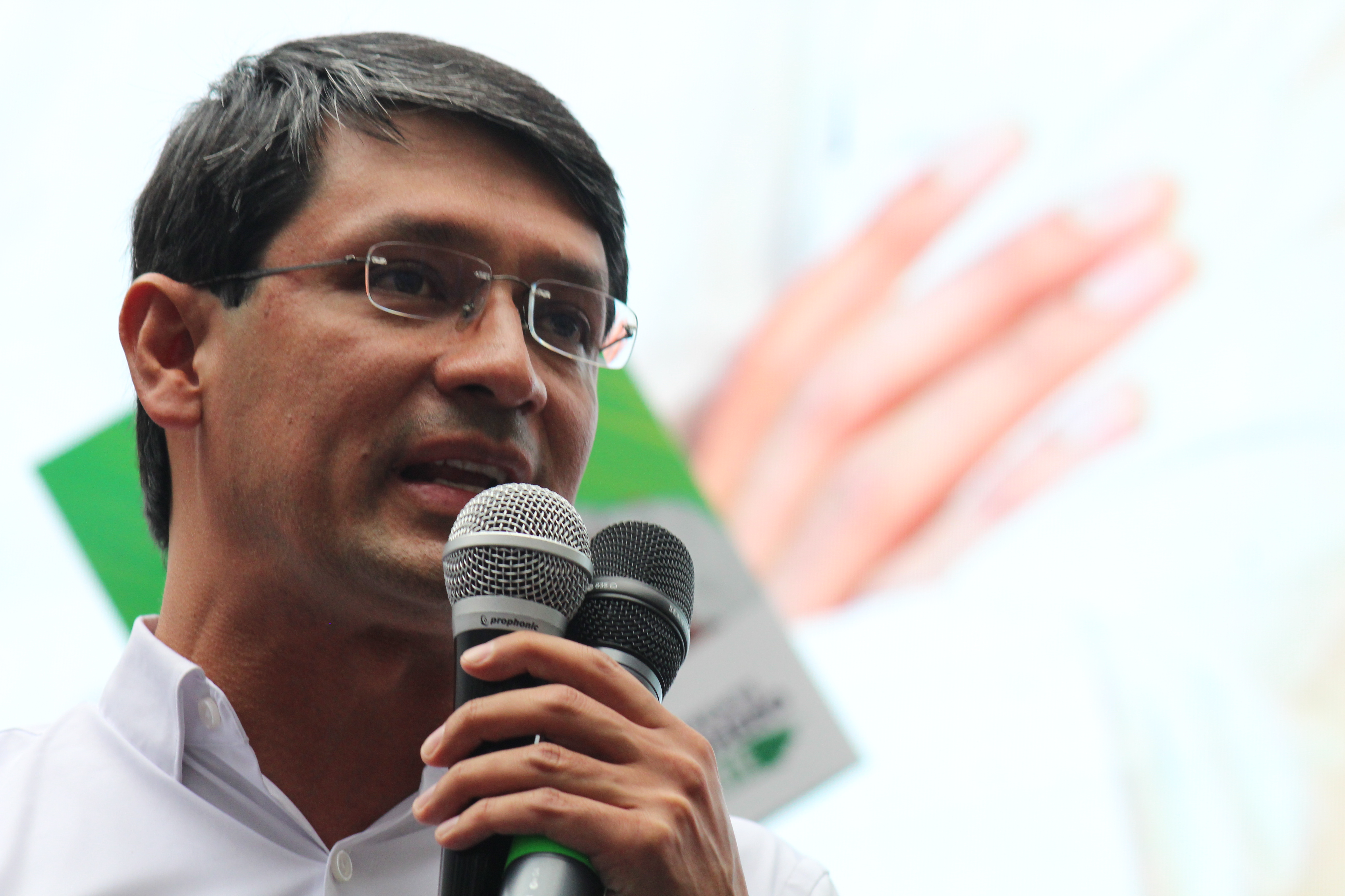 Candidato del Pacto Histórico durante su inscripción a la presidencia de Colombia en la registraduría.