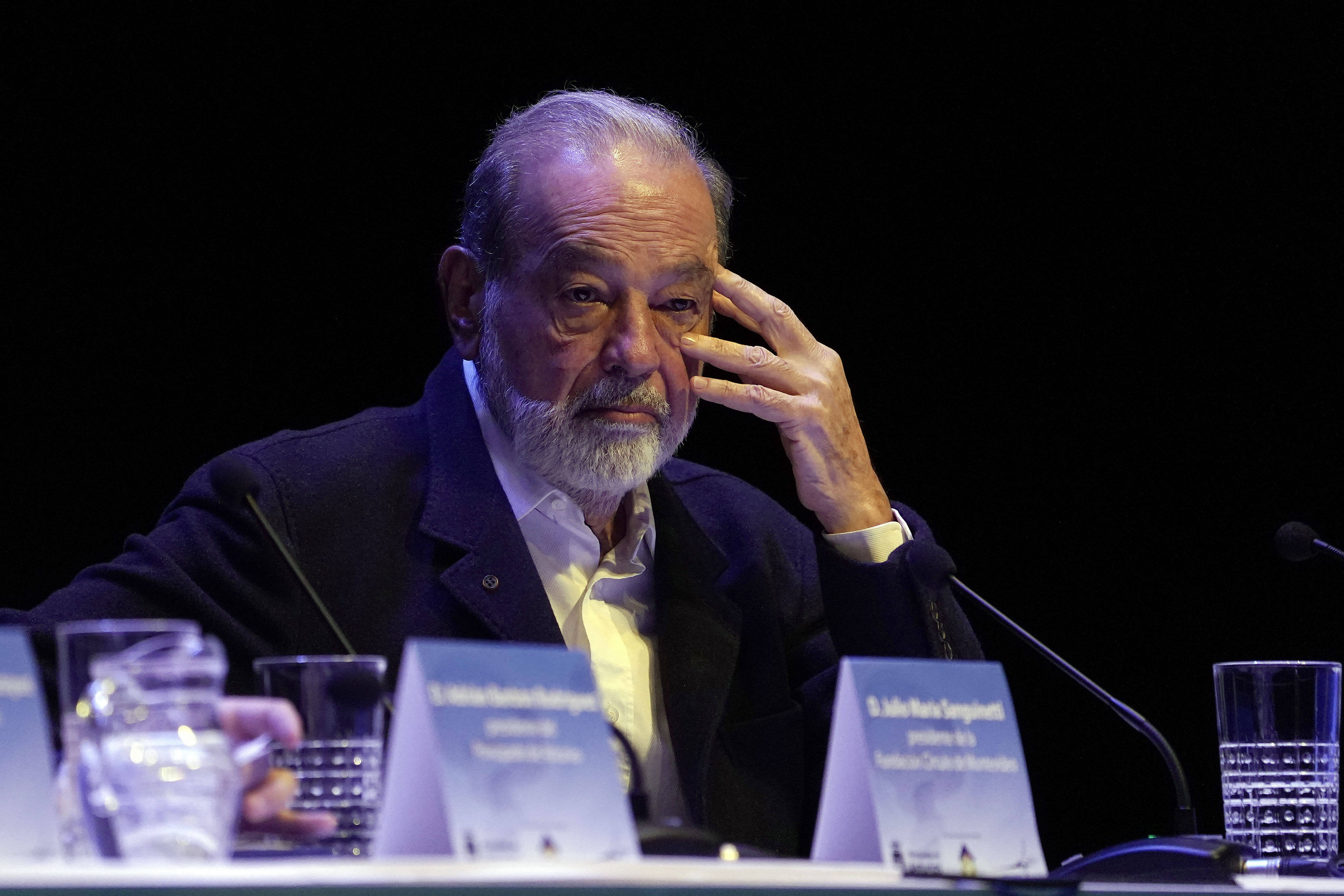 AVILÉS, 26/10/2023.- El empresario mexicano Carlos Slim durante su participación en los debates de XXVIII Reunión Plenaria de la Fundación Círculo de Montevideo, este jueves, en el Centro Niemeyer de Avilés. EFE/Paco Paredes