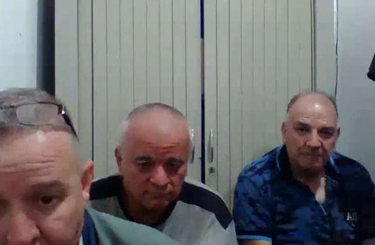 El clan de los Vásquez en audiencia de lectura de sentencia, escuchando su futuro judicial por parte de un juez de Antioquia.