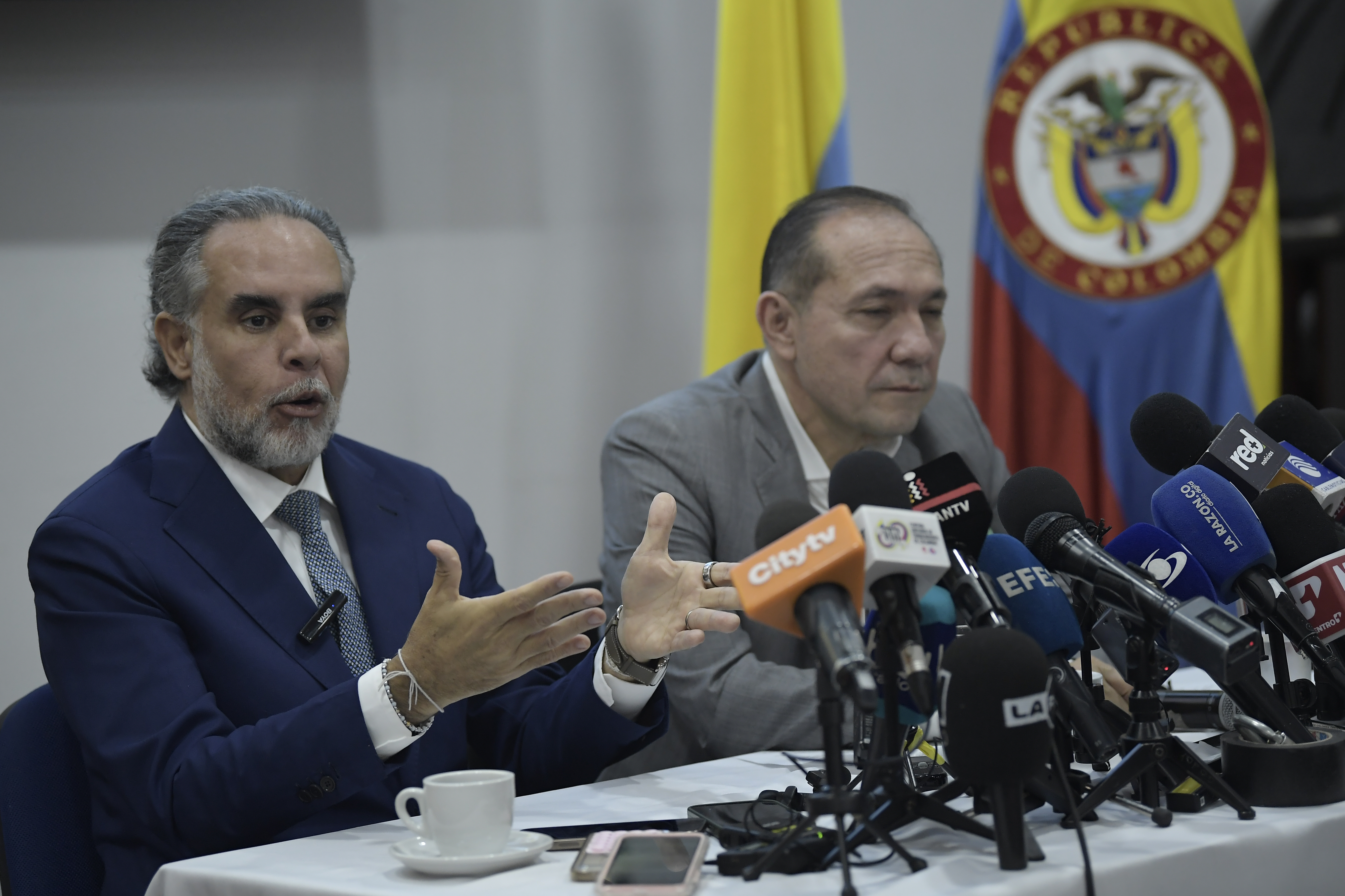 Ministro del Interior y Antonio Sanguino, ministro del trabajo, durante la presentación de la consulta popular y algunas de las preguntas de esta.