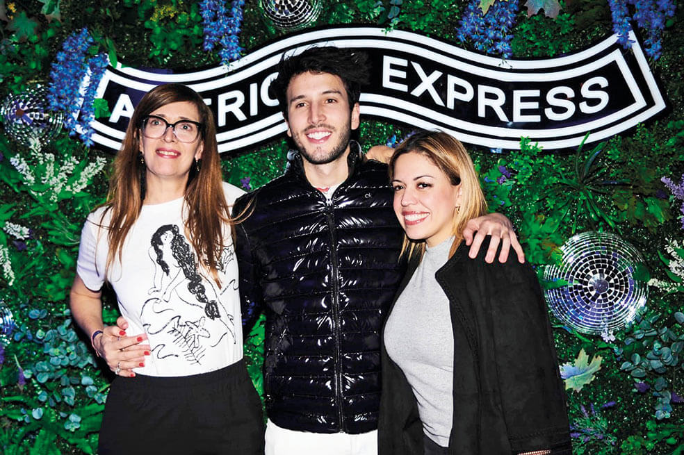 Julieta Franquet y Ximena Morales, ejecutivas de American Express, junto a Sebastián Yatra. / Fotos: Cortesía.