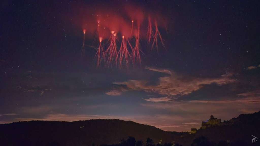 Duendes rojos formados sobre tormentas eléctricas en el sureste del Mar Egeo, capturados desde Atenas el 4 de diciembre de 2021.