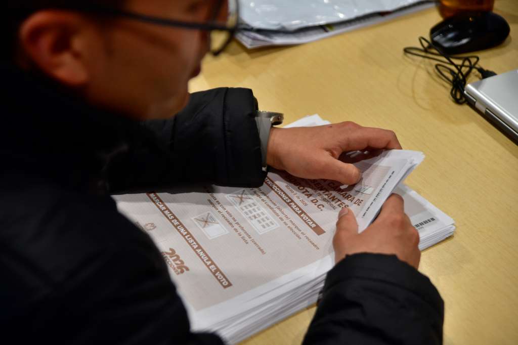 Escrutinio y conteo de votos realizado en Corferias luego de finalizar la jornada de elecciones legislativas para elegir a los miembros del Congreso de la República (Senado y Cámara de Representantes) para el periodo 2026-2030.