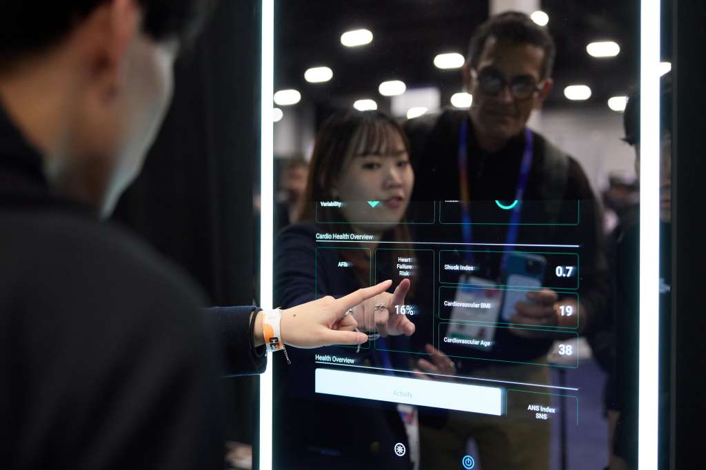 Las Vegas (United States), 06/01/2025.- A person tests the FaceHeart vitals smart mirror by G1 Intelligent Technologies Inc during CES Unveiled Las Vegas at the 2025 Consumer Electronics Show (CES), at the Mandalay Bay hotel in Las Vegas, Nevada, USA, 05 January 2025. CES, the world's largest annual consumer technology trade show, is a place where industry manufacturers, advertisers and tech-minded consumers gather to view new innovations coming to the market each year. CES takes place from 07 to 10 January 2025. EFE/EPA/ALLISON DINNER