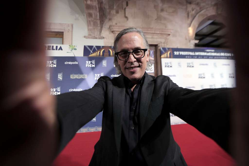 MEX2929. MORELIA (MÉXICO), 19/10/2024.- El director mexicano de la película 'Pedro Páramo', Rodrigo Prieto posa en la alfombra roja del Festival Internacional de Cine de Morelia(FICM), este sábado en Michoacan (México). La alfombra roja de ‘Pedro Páramo’ (2024), ópera prima del director mexicano Rodrigo Prieto, se inauguró este sábado en la edición 22 del Festival Internacional de Cine de Morelia (FICM), con figuras como el actor Tenoch Huerta, quien resaltó que fue “una delicia” haber participado en la película. EFE/ Iván Villanueva