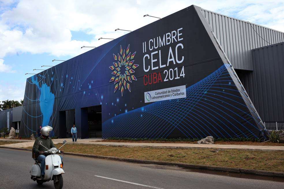 Un hombre pasa en moto frente a Pabexpo, sitio donde se celebrará próximamente la II Cumbre de la Comunidad de Estados Latinoamericanos y del Caribe (CELAC), en La Habana (Cuba). /EFE