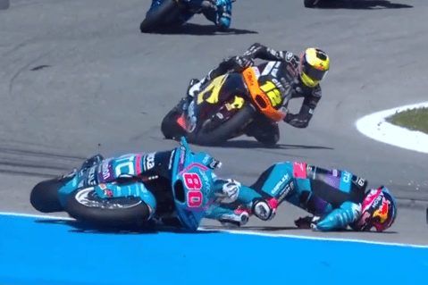 David Alonso tuvo un grave accidente que lo sacó de la carrera de Moto2: video
