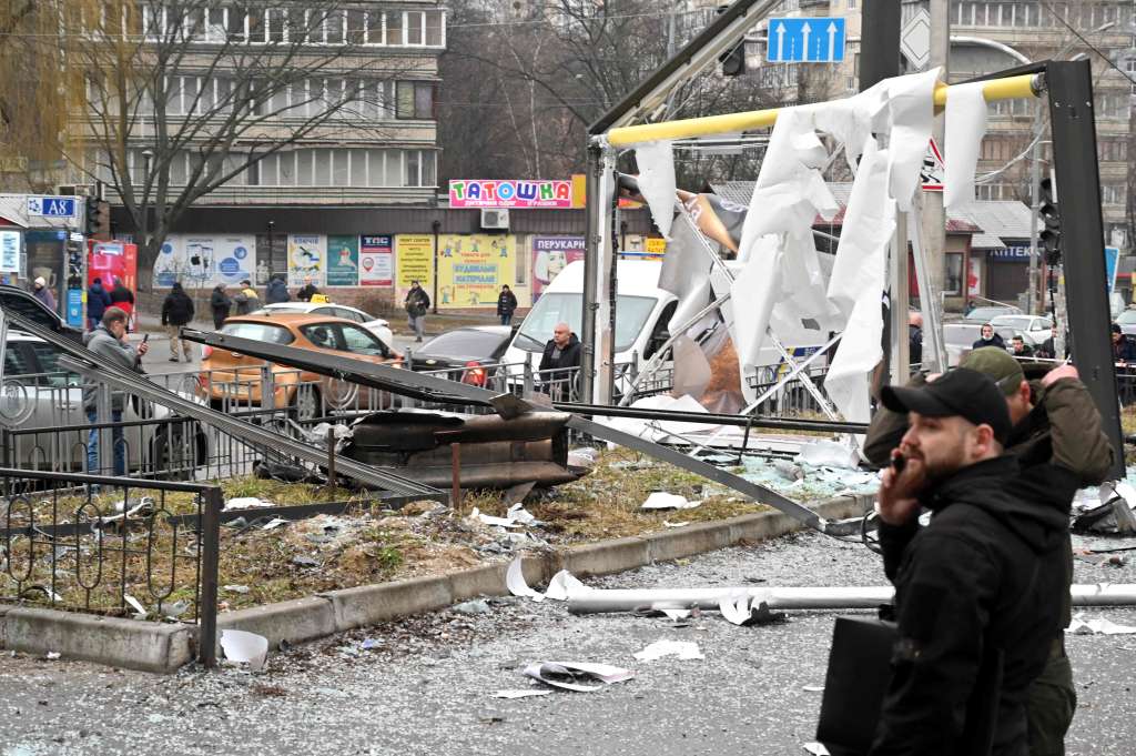 La policía y el personal de seguridad inspeccionan los restos de un proyectil que cayó en una calle de Kiev, luego del ataque ruso.