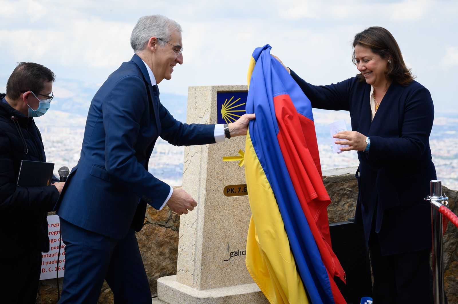 El monolito que ahora se encuentra en Monserrate fue donado por el gobierno de Galicia.