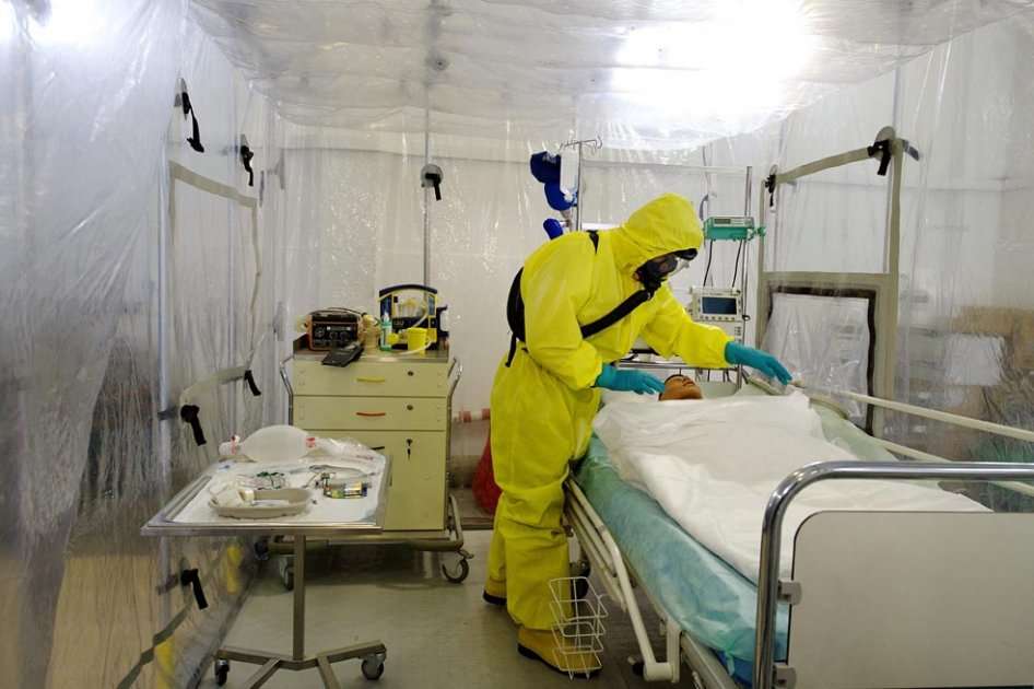 Personal militar viste con trajes especiales mientras trabajan en la simulación de un caso de enfermo de un virus contagioso en el centro de Defensa Biológica en Techonin cerca de Jablone Nad Orlici en República Checa.