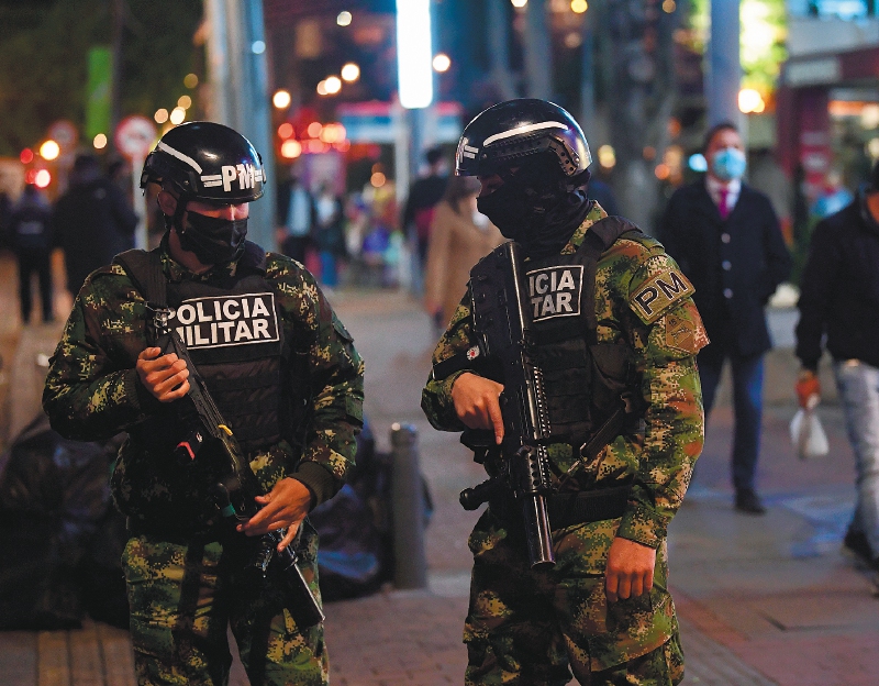 Ladrones en moto roban fusil a soldado en Quintaparedes, Bogotá.