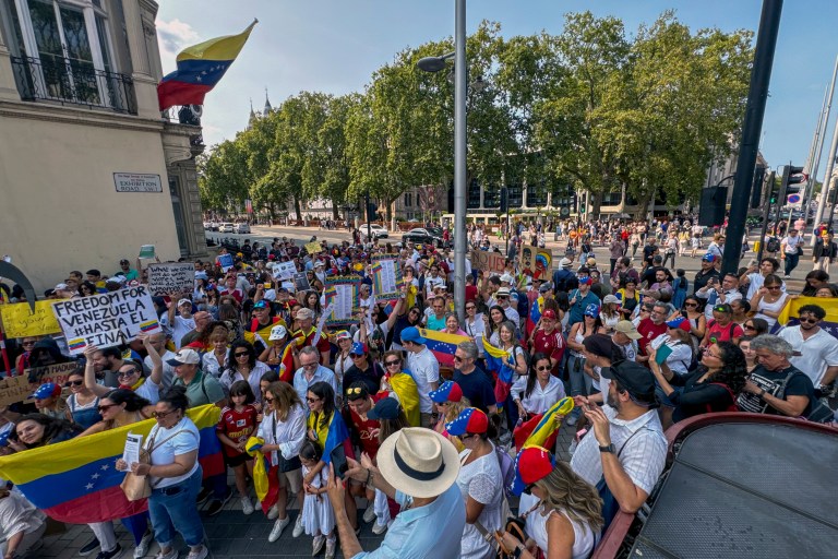 LONDRES , 17/08/2024.- Centenares de venezolanos se manifestaron de forma pacífica este sábado en Londres y otras ciudades del Reino Unido para pedir la libertad de su país natal y denunciar, con las actas en la mano, el "fraude" de los recientes comicios presidenciales del 28 de julio. EFE/ConVzlaUK SOLO USO EDITORIAL/SOLO DISPONIBLE PARA ILUSTRAR LA NOTICIA QUE ACOMPAÑA (CRÉDITO OBLIGATORIO)