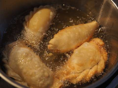 ¿Cómo hacer para que las empanadas queden crocantes y no se abran al freírlas?