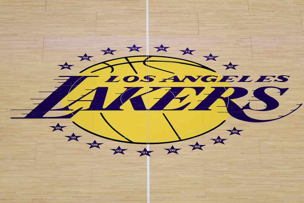 Escudo de Los Ángeles Lakers en el terreno de juego de la Cripto Arena en la ciudad más poblada del estado de California.