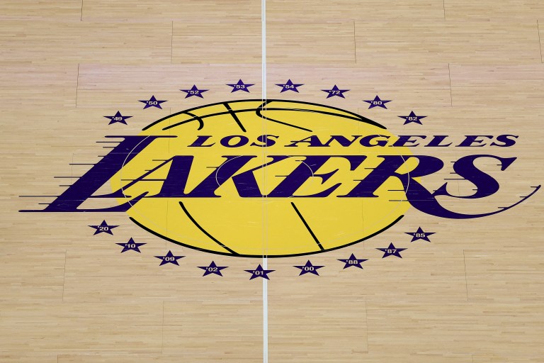 Los Ángeles Lakers serán vendidos por USD 12.500 millones al ex CEO de Disney