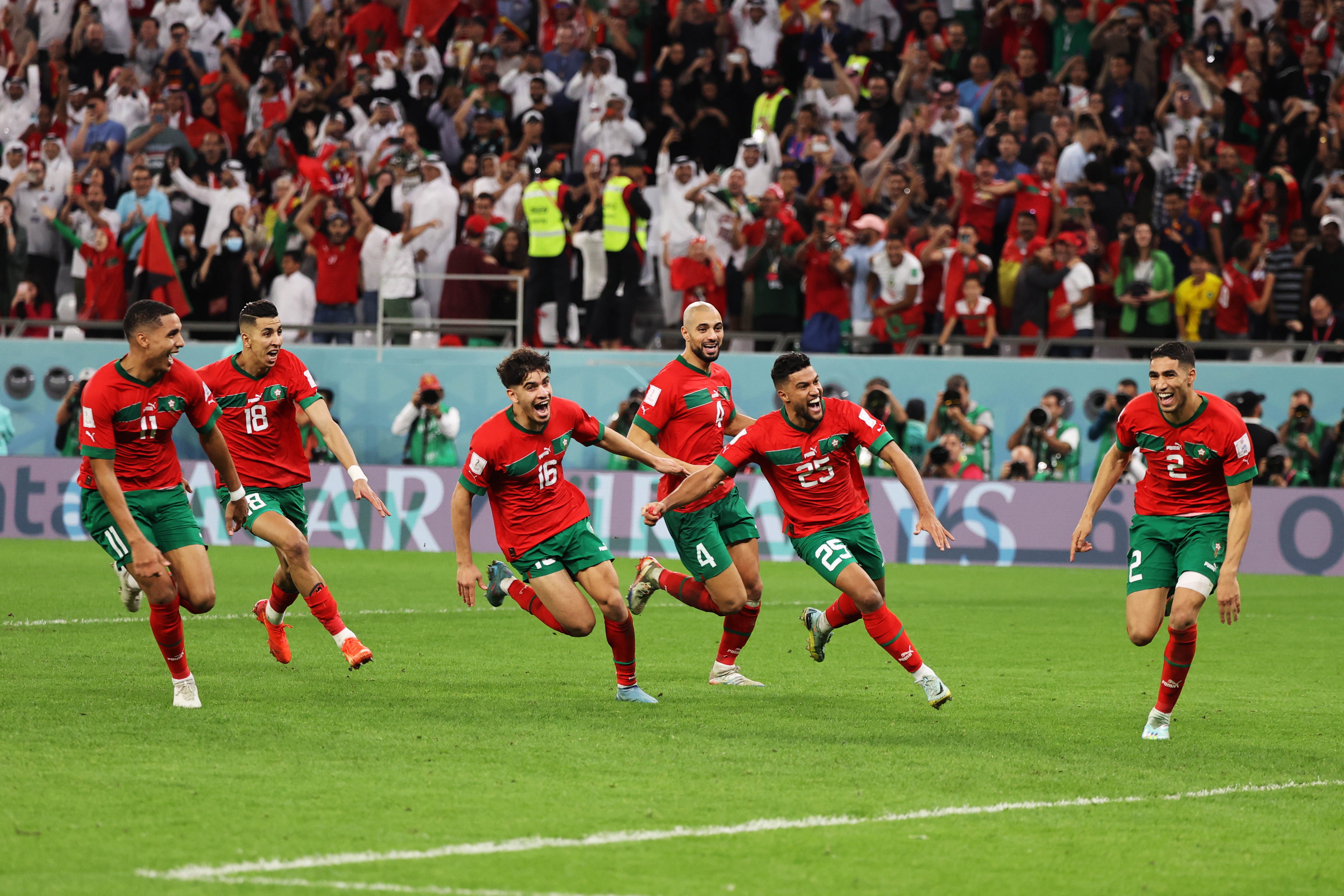 Doha (Qatar), 06/12/2022.- Players of Morocco run to celebrate with Achraf Hakimi (R) after he scored the last penalty kick which qualified them to the quarter final during the FIFA World Cup 2022 round of 16 soccer match between Morocco and Spain at Education City Stadium in Doha, Qatar, 06 December 2022. (Mundial de Fútbol, Marruecos, España, Catar) EFE/EPA/Mohamed Messara