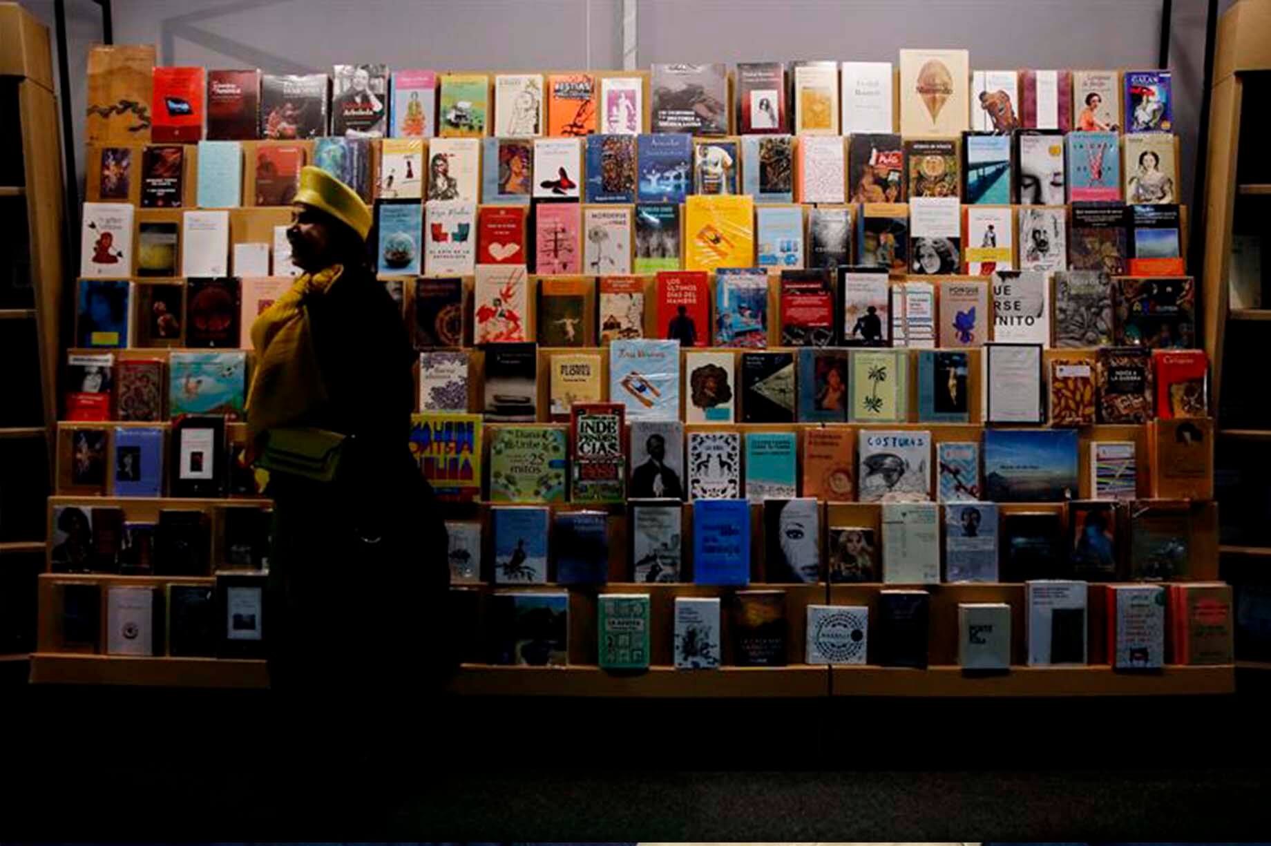 Una mujer camina por el pabellón de Colombia durante la inauguración de la Feria Internacional del Libro de Bogotá este martes en Bogotá. La XXXII Feria Internacional del Libro de Bogotá (Filbo) fue inaugurada este martes para celebrar el bicentenario de Colombia como nación independiente, 200 años de historia y del "patrimonio inagotable" que supone la creatividad y cultura del país. / Leonardo Muñoz - EFE
