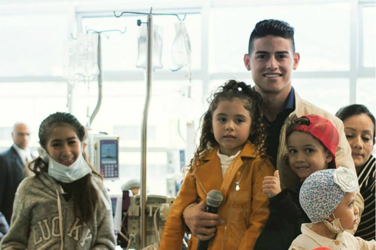 James Rodríguez visitó a niños en un hospital de Bogotá