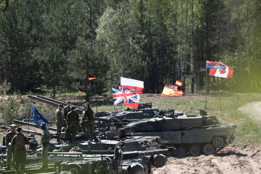 Adazi (Latvia), 04/05/2024.- Soldiers with their tanks participate in the Canadian Army Trophy (CAT) tank competition at Adazi Military Base, Latvia, 03 May 2024. The 'CAT 24' competition was held this year with crews from tank and combat vehicle units of Italy, Canada, Great Britain, Norway, Poland, Spain, and Germany. The exerciseÊaimed to work on unit tactics, techniques, and procedures, as well as sharing experiences to strengthen the integration and firepower of NATO allies. The competition was previously part of the 'Iron Spear' military exercise but has now regained its historical name. The winners of the competition will be awarded a special trophy. Canada leads NATO's extended presence battle group in Latvia, which currently consists of more than 1,900 soldiers from Albania, Canada, the Czech Republic, Iceland, Italy, Montenegro, North Macedonia, Poland, Slovakia, Slovenia, and Spain who serve alongside domestic armed forces on a rotating basis. (República Checa, Alemania, Gran Bretaña, Islandia, Italia, Letonia, Noruega, Polonia, Eslovaquia, Eslovenia, España, Reino Unido) EFE/EPA/VALDA KALNINA