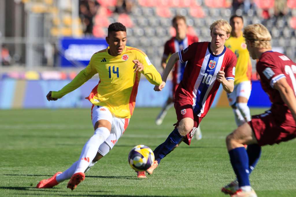 GR3018. TALCA (CHILE), 02/10/2025.- Jordan Barrera (i) de Colombia disputa el balón con Sondre Granaas de Noruega este jueves, en un partido del grupo F de la Copa Mundial Sub-20 entre Colombia y Noruega en el estadio Fiscal de Talca, en Talca (Chile). EFE/ Benjamín Hernández