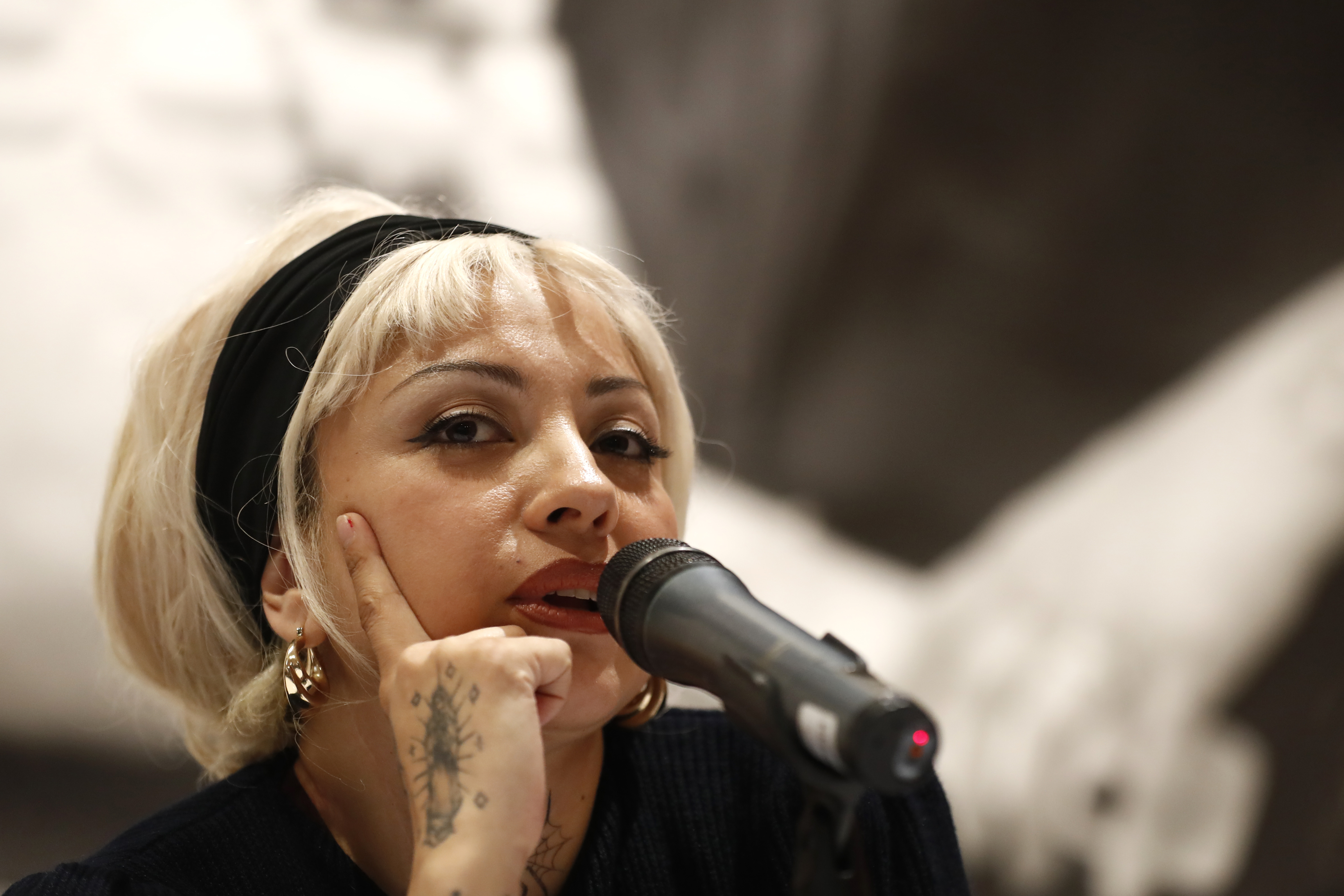 MEX4113. GUADALAJARA (MÉXICO), 25/02/2025.- La cantante y artista chileno-mexicana, Mon Laferte, participa en una rueda de prensa este martes, en el Museo de las Artes (MUSA) de Guadalajara en Jalisco (México). Laferte declaró en México su admiración total a la fallecida artista e intérprete Violeta Parra, una de sus principales influencias por la rebeldía con la que vivió su vida. EFE/ Francisco Guasco