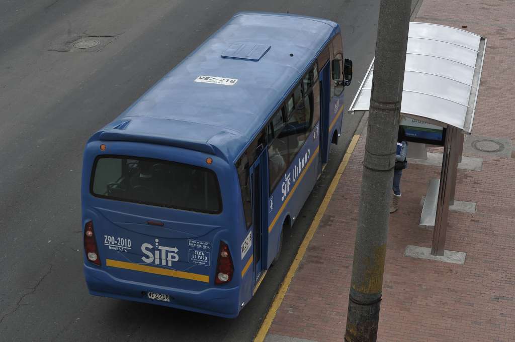 Buses del SITP por la avenida 68 entre calles 53 y 63 de Bogotá.