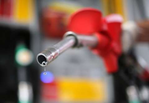 México suspende dos alzas programadas del precio de los combustibles
