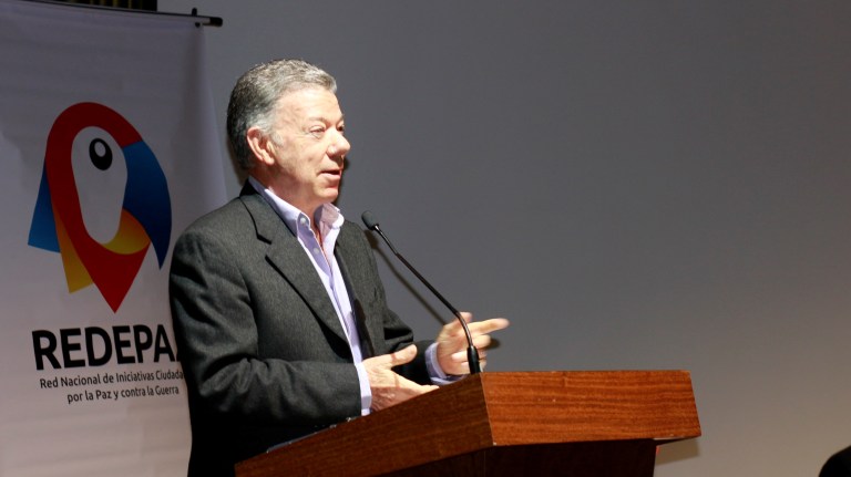“Tras 4 años con freno de mano, Gobierno debe poner acelerador a la paz”: Santos