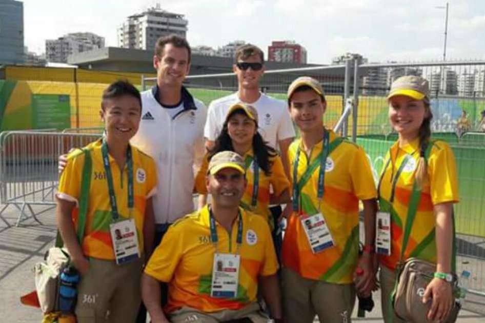 Fabio Padilla, de Colombia, al centro con otros voluntarios de Hong Kong,  México, Bolivia y Rusia, junto a los tenistas hermanos Andy y Jamie Murray. / Nelson Fredy Padilla