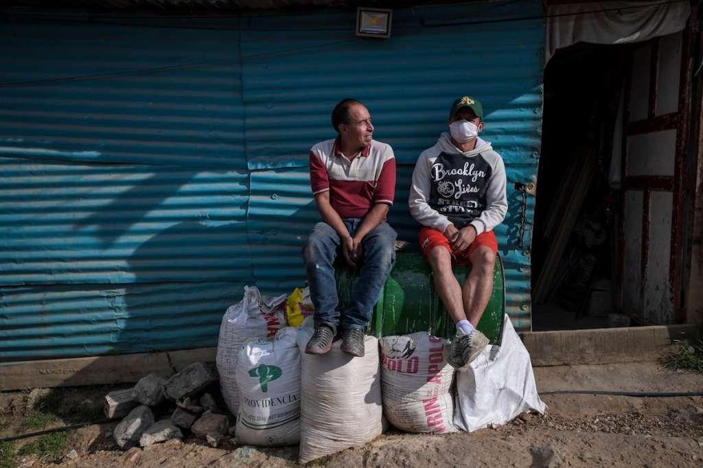 *Ubicar los refugios en lugares con la infraestructura adecuada, no en una localidad como Ciudad Bolívar que se caracteriza por el hacinamiento. Las precarias condiciones y un básico nivel de atención en salud, teniendo en cuenta que esta localidad ha sido despojada de los Centro Atención Médica Inmediata (CAMI) por parte de la Subred Sur. Sin embargo, sí exigimos que la alcaldía local y distrital ponga a disposición lugares adecuados para ubicar mujeres, niños y adultos mayores de la misma localidad que, en el marco de este aislamiento, están padeciendo violencias múltiples en sus hogares como abandono, maltrato físico y psicológico, violaciones, entre otras.