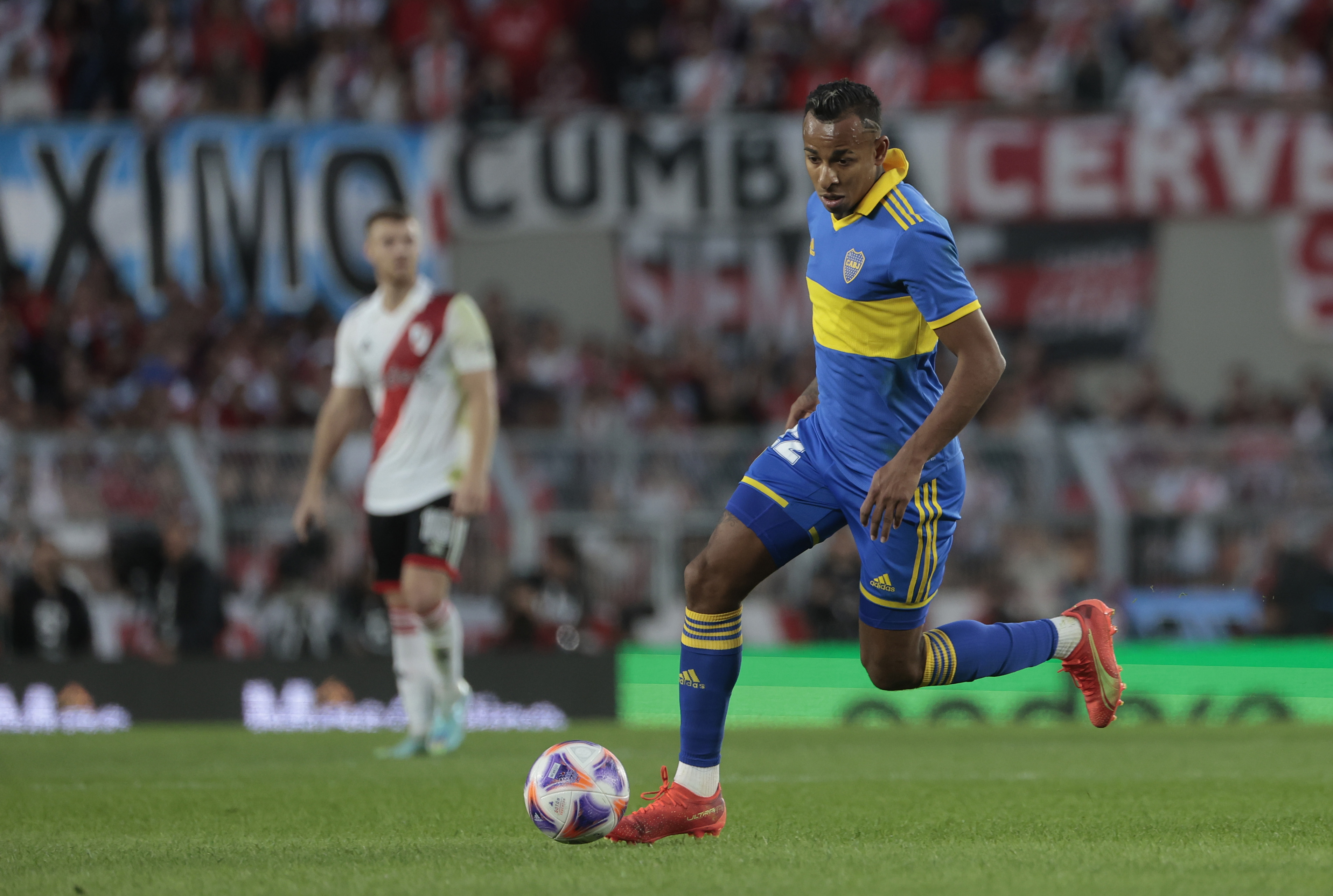 AME7940. BUENOS AIRES (ARGENTINA), 07/05/2023.- Sebastián Villa de Boca controla el balón hoy, durante un partido del campeonato de Primera División disputado en el estadio Monumental de Buenos Aires (Argentina). EFE/Juan Ignacio Roncoroni