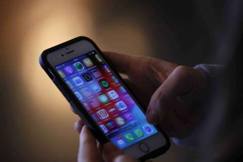Niños y niñas en Colombia pasan hasta 10 horas al día en plataformas digitales