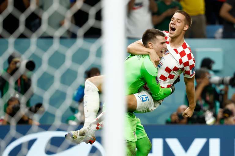 GR1107. AL WAKRAH (CATAR), 05/12/2022.- Dominik Livakovic (i) y Mario Pašalić de Croacia celebran al ganar hoy, en la serie de penaltis en un partido de los octavos de final del Mundial de Fútbol Qatar 2022 entre Japón y Croacia en el estadio Al Janoub en Al Wakrah (Catar). EFE/ José Méndez