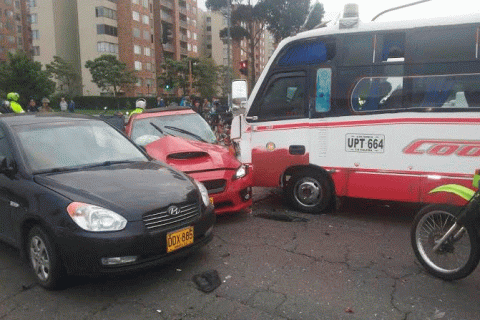 Ocho heridos dejó choque múltiple en la avenida Boyacá