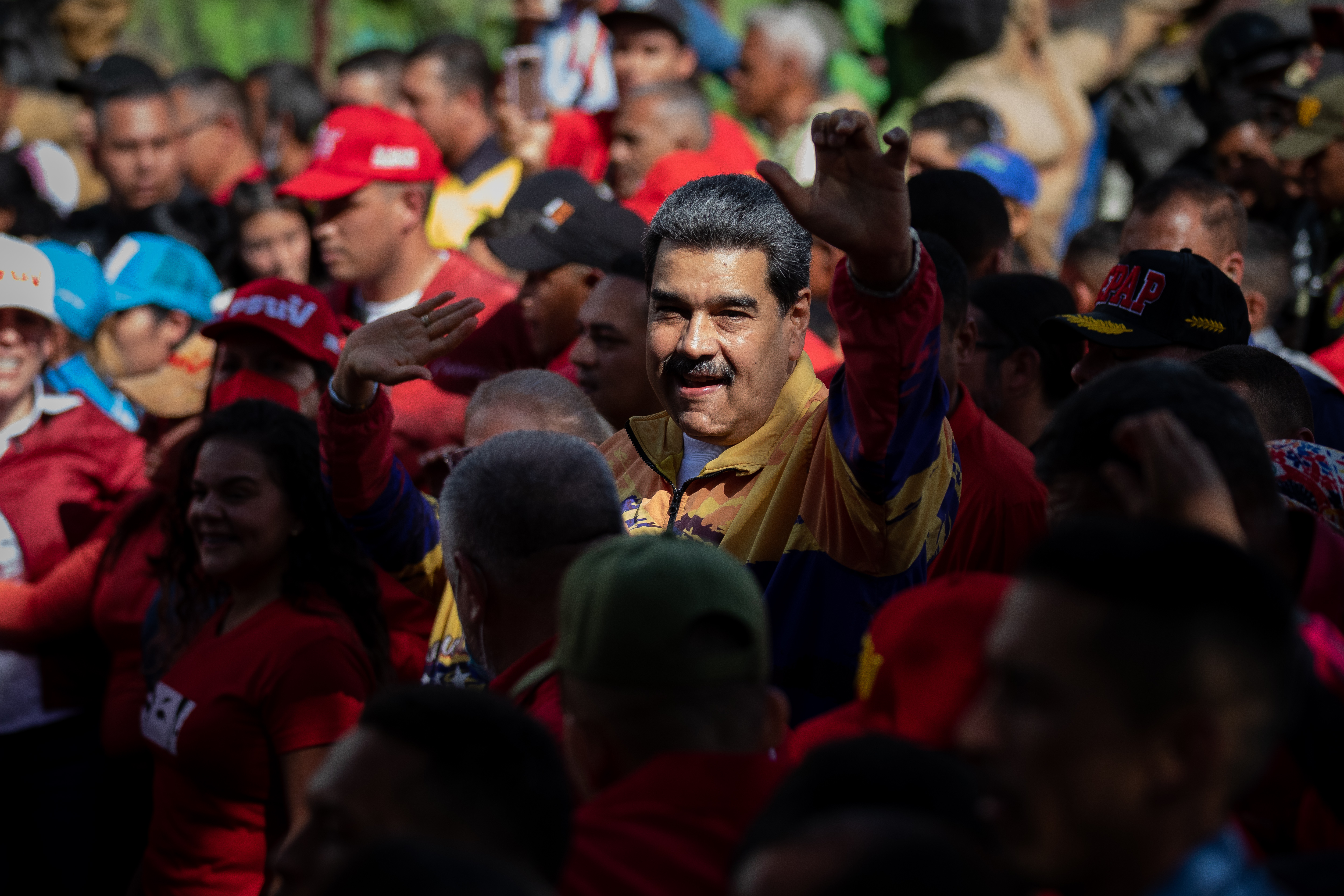 AME8174. CARACAS (VENEZUELA), 23/01/2023.- El presidente de Venezuela, Nicolás Maduro, acompaña a manifestantes en una marcha chavista contra las sanciones y para conmemorar el aniversario del fin de la dictadura de Marcos Pérez Jiménez, derrocado en 1958, hoy en los alrededores del Palacio de Miraflores, en Caracas (Venezuela). Miles de chavistas se manifestaron este lunes en varias ciudades de Venezuela contra las sanciones económicas internacionales que pesan sobre el país y a favor del presidente Nicolás Maduro, que participó en la movilización desarrollada en Caracas. EFE/ Rayner Peña R.
