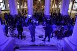 Conciertos “silenciosos”, una forma de llevar música a los edificios en Chile