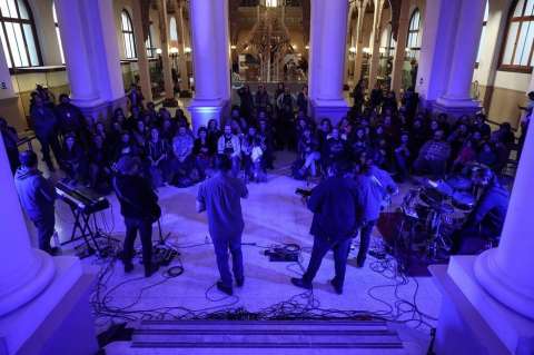 Conciertos “silenciosos”, una forma de llevar música a los edificios en Chile