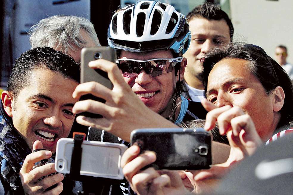 Rigoberto Urán es uno de los ciclistas más asediados por los aficionados al ciclismo. Él, siempre sonriente, los atiende con cariño y amabilidad. / AFP
