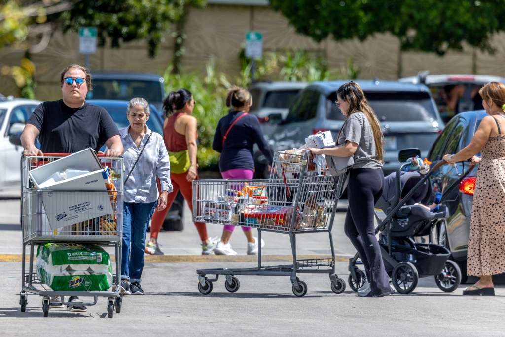 Miami (United States), 02/10/2024.- People buy groceries at COSTCO store in Miami, Florida, USA, 02 October 2024. Grocers are expected to face a shortage because of supply chain challenges this week due to East and Gulf Coast ports strike by the International Longshoremen's Association. EFE/EPA/CRISTOBAL HERRERA-ULASHKEVICH