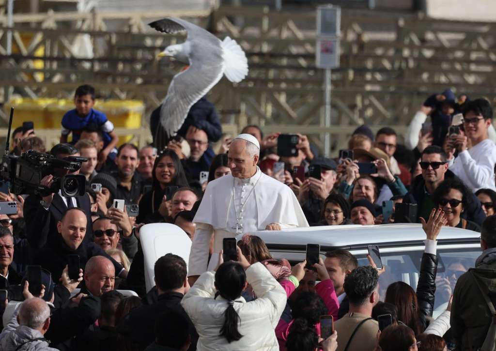 FOTODELDÍA - Ciudad del Vaticano, 20/12/2025.- El Papa León XIV saaluda a los asistentes a la Audiencia del Jubileo en la plaza de San Pedro, en el Vaticano. EFE/MASSIMO PERCOSSI