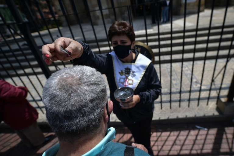 En algunos casos, debido a recomendaciones que se hicieron desde Roma, no se marcó con una cruz en la frente sino derramando un poco de ceniza en la cabeza de los devotos.