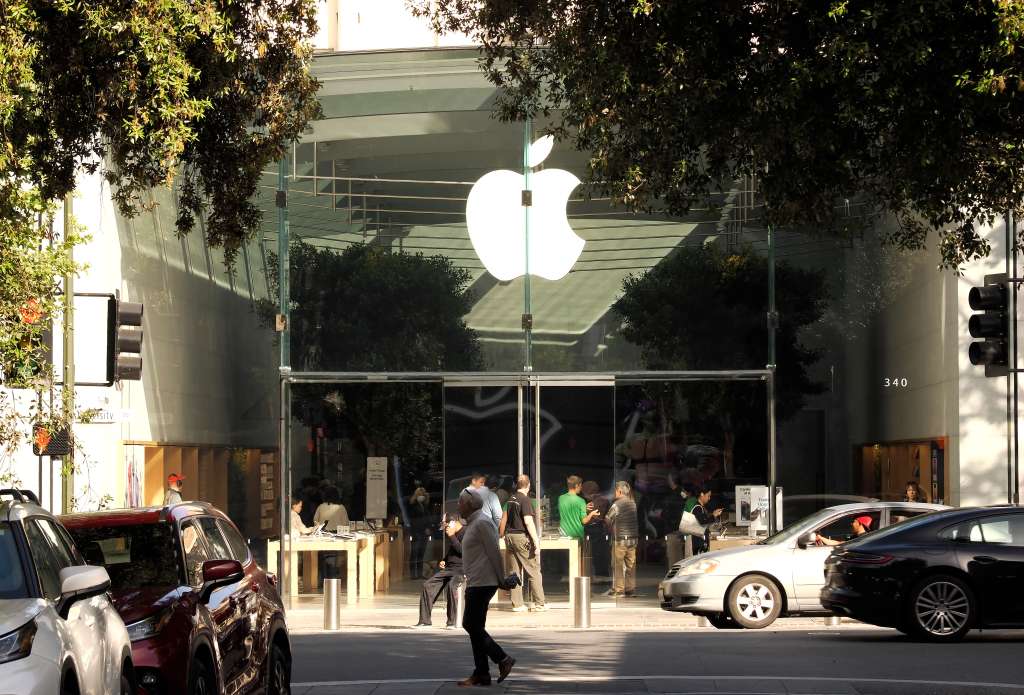 Palo Alto (United States), 23/05/2023.- People walk past an Apple retail store front in Palo Alto, California, USA, 23 May 2023. Apple Inc., approaches a $3 trillion market valuation. (Estados Unidos) EFE/EPA/JOHN G. MABANGLO