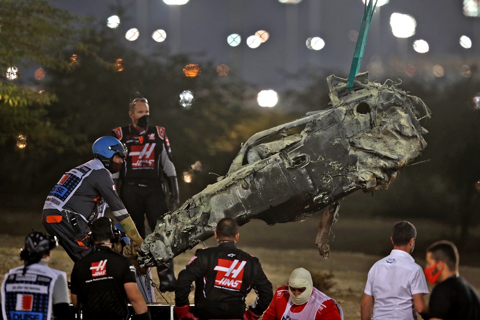 El accidente ocurrió en la tercera curva de la primera vuelta del GP de Baréin. El piloto salió caminando del carro sano y salvo.