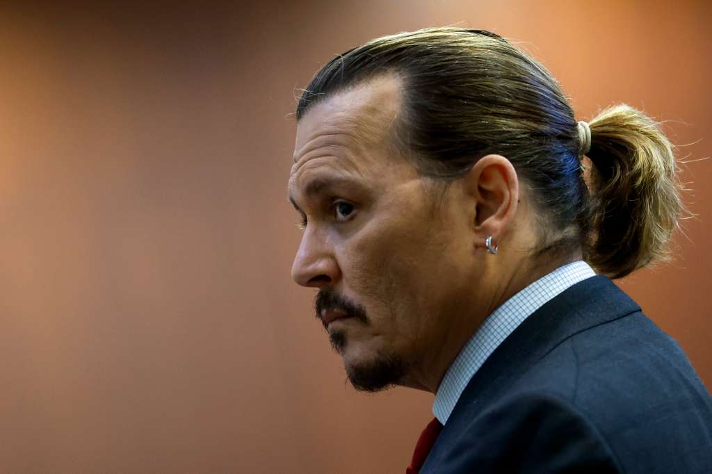 Fairfax (United States), 20/04/2022.- Actor Johnny Depp attends the Depp v Heard defamation trial at the Fairfax County Circuit Courthouse in Fairfax, Virginia, USA, 27 April 2022. Johnny Depp's 50 million US dollars defamation lawsuit against Amber Heard that started on 10 April is expected to last five or six weeks. (Estados Unidos) EFE/EPA/JONATHAN ERNST / POOL