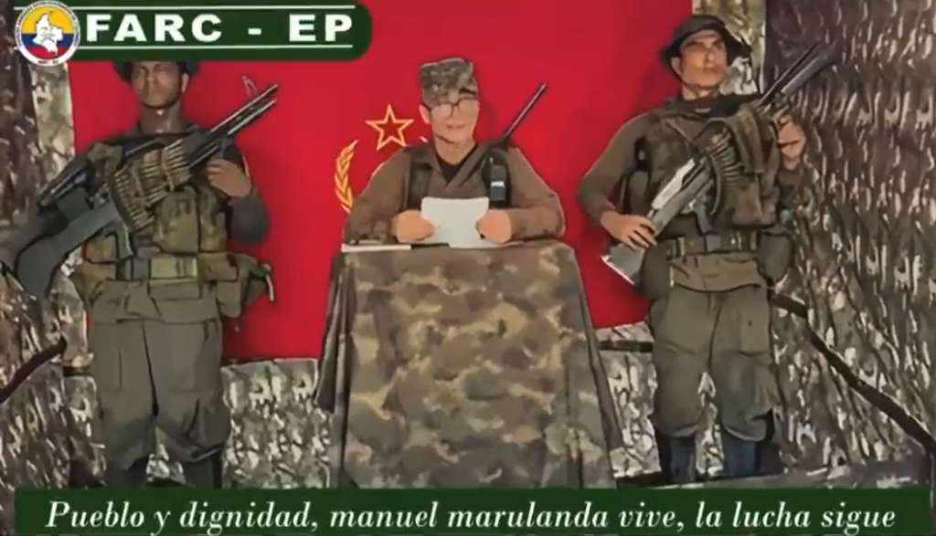 AME388. BOGOTÁ (COLOMBIA), 18/11/2025.- Captura de video tomada de rastreo de redes del jefe del Estado Mayor Central (EMC), la mayor disidencia de las FARC, Néstor Gregorio Vera (c), alias Iván Mordisco. Mordisco reapareció este martes en un video difundido en redes sociales en el que amenazó al Gobierno colombiano por los bombardeos en los que murieron al menos 12 menores de edad reclutados por ese grupo. EFE/ Rastreo de Redes /SOLO USO EDITORIAL/ SOLO DISPONIBLE PARA ILUSTRAR LA NOTICIA QUE ACOMPAÑA (CRÉDITO OBLIGATORIO)