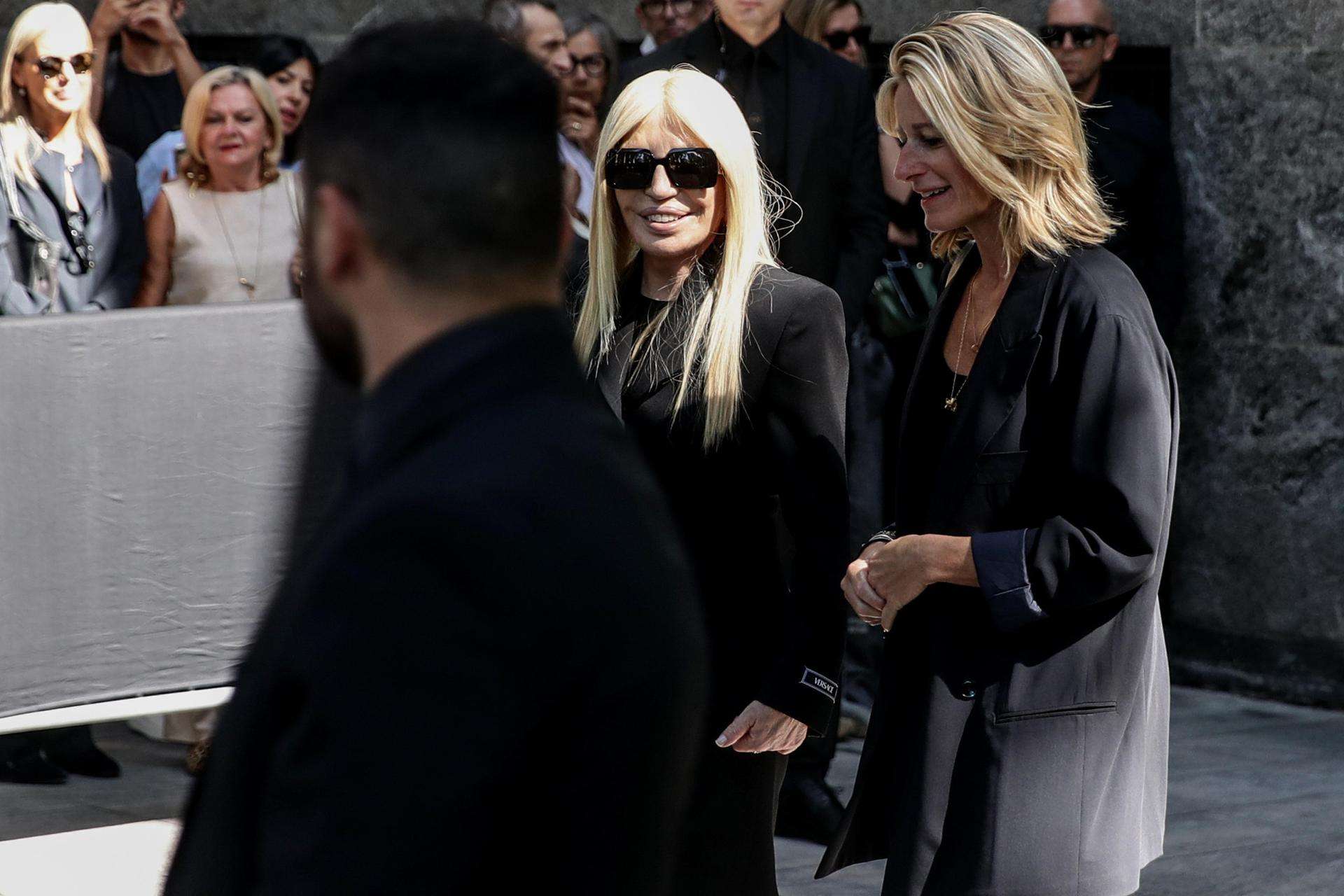 Donatella Versace lanza nueva marca de moda con Revolve